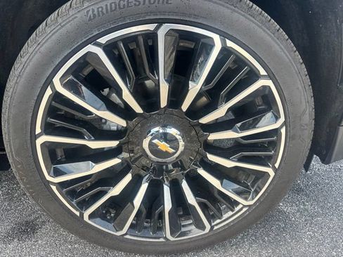 Used 2026 Chevrolet Suburban High Country AWD/4WD image 8