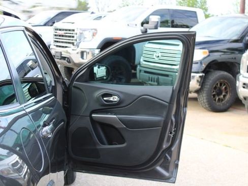 Used 2019 Jeep Cherokee Latitude Plus w/ Comfort/Convenience Group FWD image 40