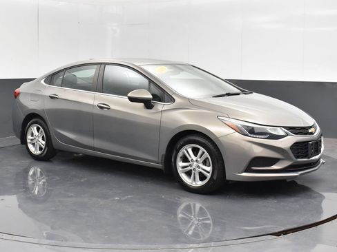 Used 2018 Chevrolet Cruze LT w/ Convenience Package FWD image 10