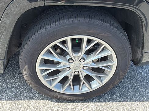 Used 2024 Jeep Grand Cherokee Summit AWD/4WD image 12