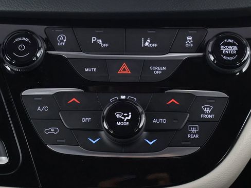 Used 2023 Chrysler Pacifica Touring-L FWD image 43