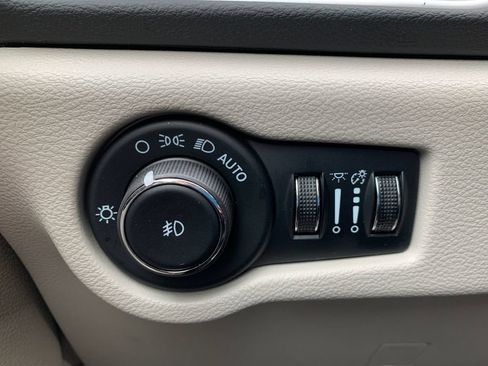 Used 2024 Chrysler Pacifica Touring-L FWD image 25