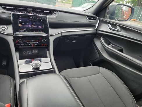 Used 2025 Jeep Grand Cherokee Laredo X RWD image 13