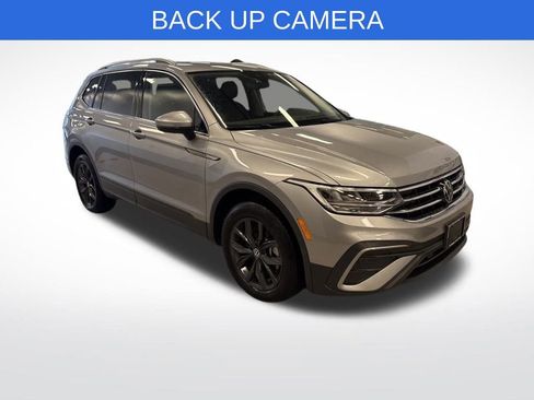 Used 2024 Volkswagen Tiguan SE w/ Panoramic Sunroof Package image 7