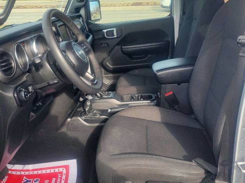 Used 2023 Jeep Gladiator Sport image 9