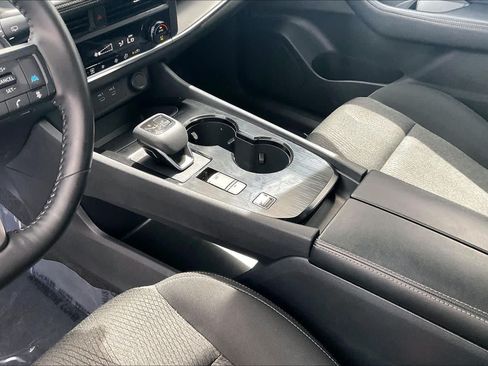 Used 2025 Nissan Rogue SV FWD image 17