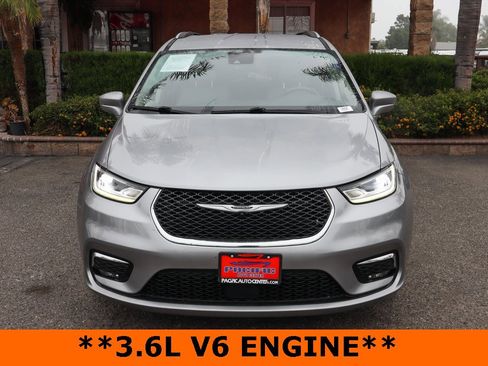 Used 2021 Chrysler Pacifica Touring-L image 3
