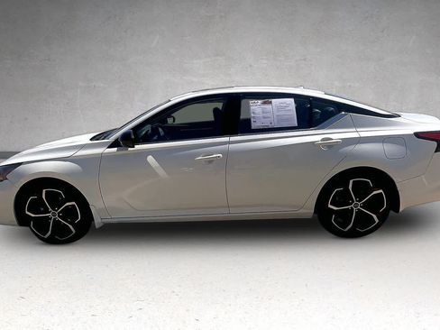 Used 2023 Nissan Altima 2.5 SR w/ SR Premium Package FWD image 3