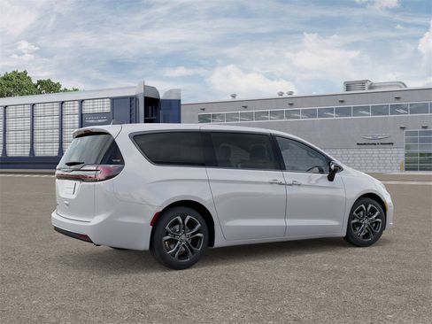 New 2026 Chrysler Pacifica Select image 4