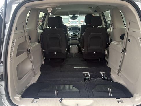 Used 2023 Chrysler Voyager LX image 4