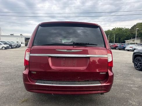 Used 2014 Chrysler Town & Country Touring FWD image 4