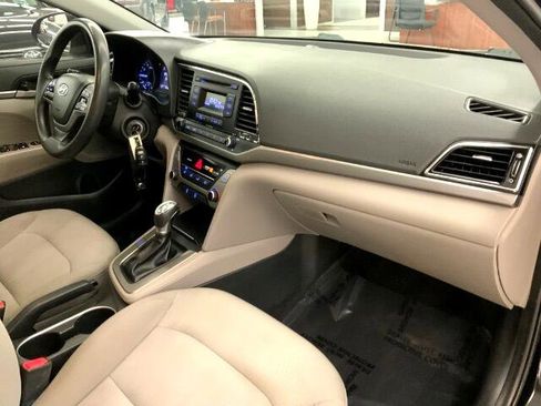Used 2018 Hyundai Elantra SE image 9