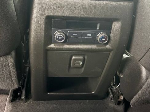 Used 2018 Chevrolet Traverse LT FWD image 12