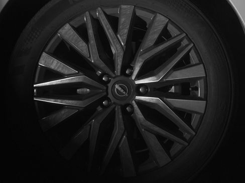 Used 2025 Nissan Altima 2.5 SV FWD image 13