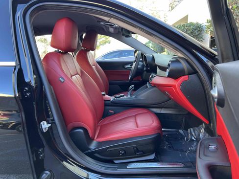 Used 2019 Alfa Romeo Giulia image 33