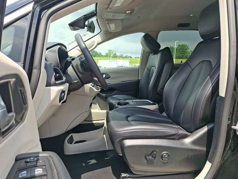 Used 2024 Chrysler Pacifica Touring-L FWD image 13