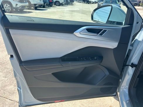 Certified 2025 Volkswagen Taos SE w/ Panoramic Sunroof Package FWD image 47