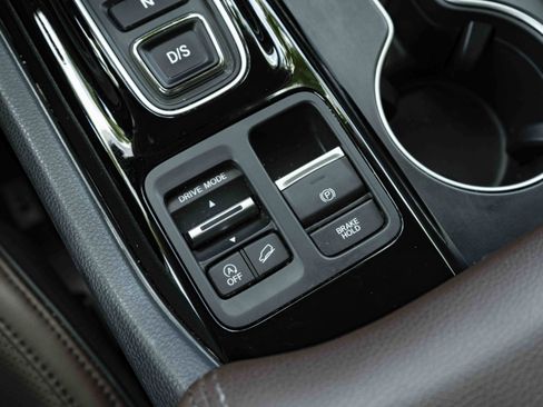 Used 2025 Honda Pilot Elite image 23