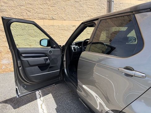 Used 2025 Land Rover Discovery Dynamic SE AWD/4WD image 10