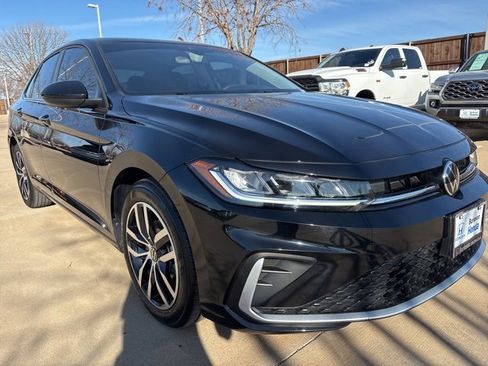 Used 2025 Volkswagen Jetta SE image 2