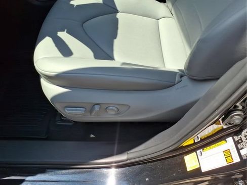 Used 2024 Toyota Highlander XLE AWD/4WD image 17