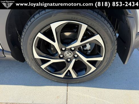 Used 2020 Toyota C-HR XLE FWD image 11