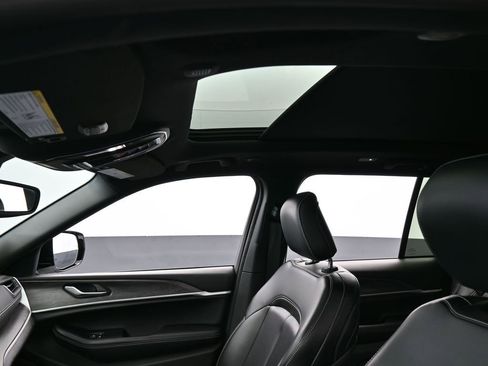 Used 2024 Jeep Grand Cherokee Limited image 11