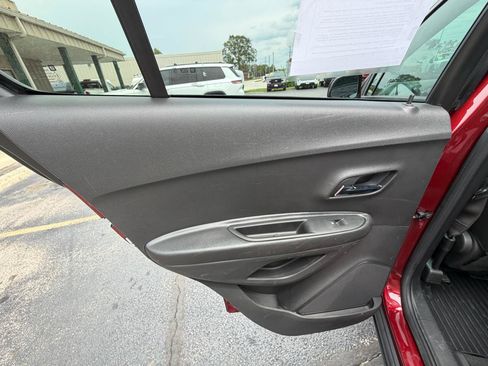 Used 2021 Chevrolet Trax LT w/ LT Convenience Package FWD image 12