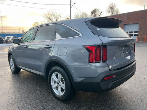 Used 2022 Kia Sorento LX image 3