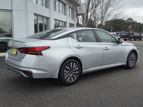 Used 2024 Nissan Altima 2.5 SV w/ SV Premium Package image 4