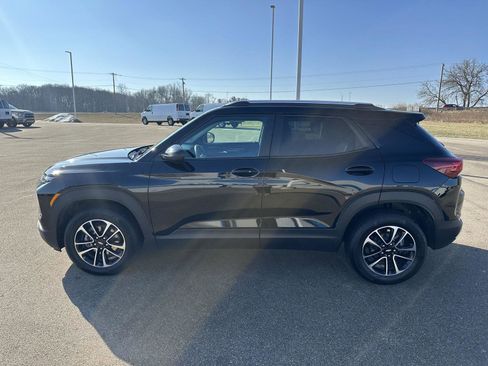 Used 2025 Chevrolet TrailBlazer LT image 2