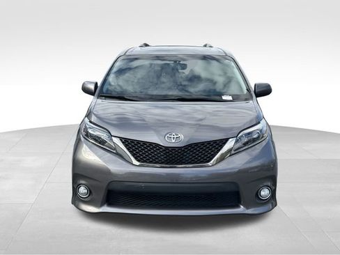 Used 2017 Toyota Sienna SE image 8