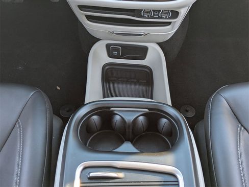 Used 2024 Chrysler Pacifica Touring-L image 22