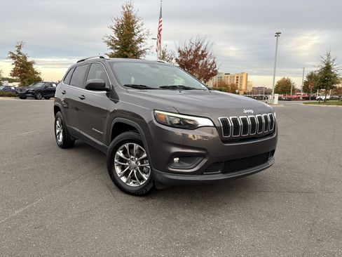 Used 2019 Jeep Cherokee Latitude Plus image 2