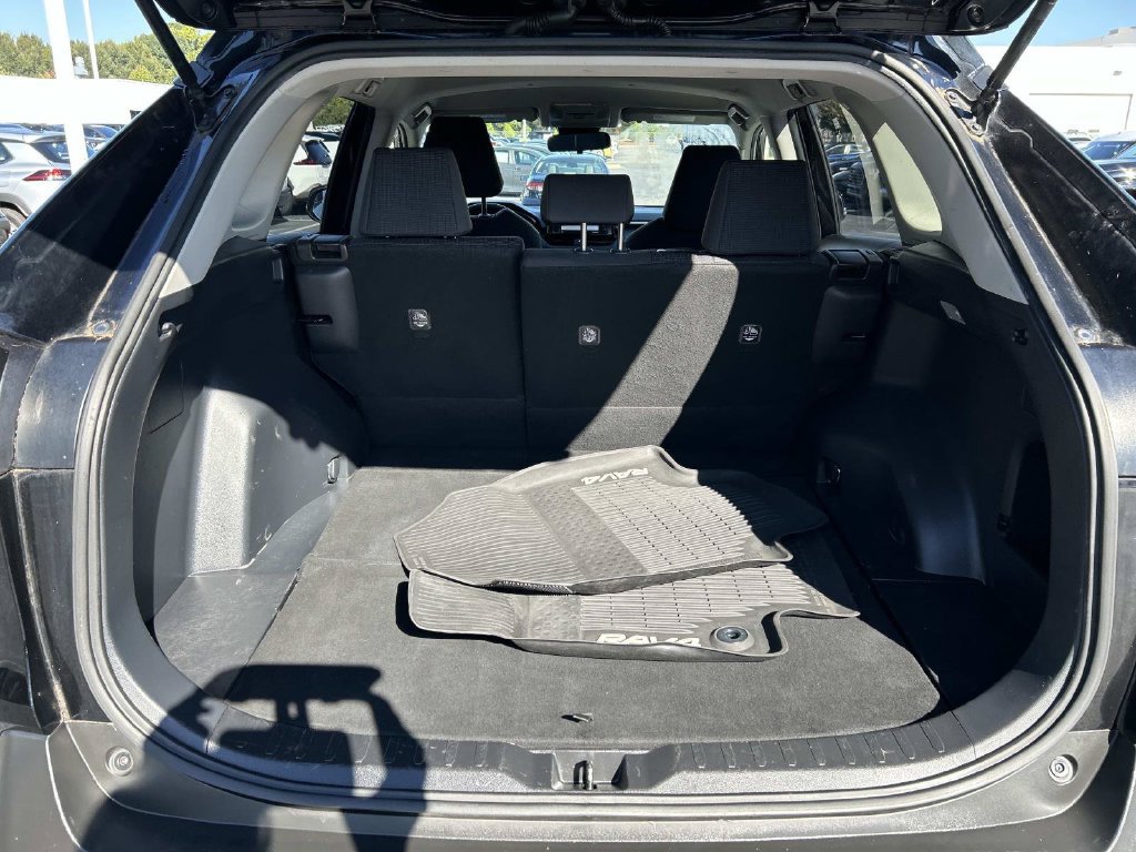 Used 2020 Toyota RAV4 LE FWD image 11