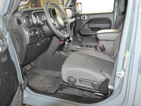 Used 2025 Jeep Gladiator Rubicon w/ Safety Group AWD/4WD image 32