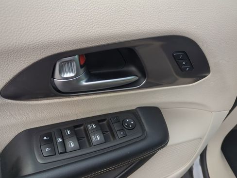Used 2023 Chrysler Pacifica Touring-L FWD image 34