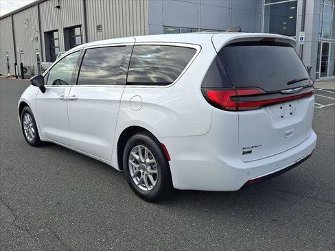 Certified 2024 Chrysler Pacifica Touring-L image 6