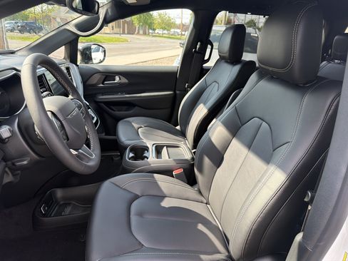 New 2027 Chrysler Pacifica Select w/ Family Tech Group AWD/4WD image 26