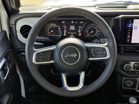 Used 2025 Jeep Wrangler Sahara image 15