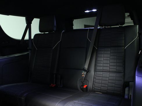 Used 2025 Cadillac Escalade ESV V AWD/4WD image 15