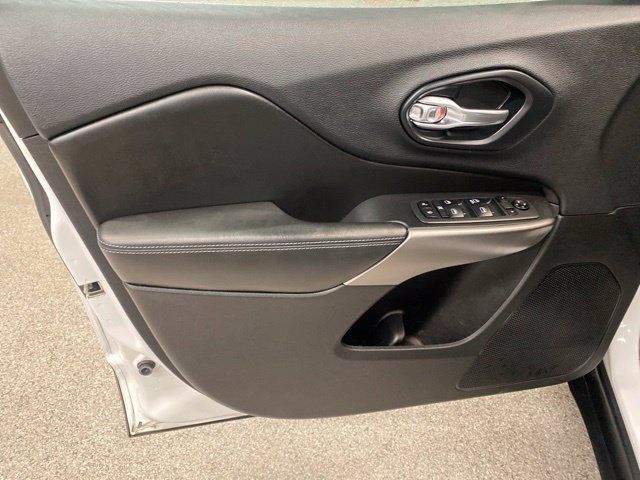 Used 2019 Jeep Cherokee Latitude FWD image 25