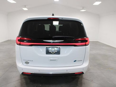 Used 2023 Chrysler Pacifica Touring-L FWD image 8