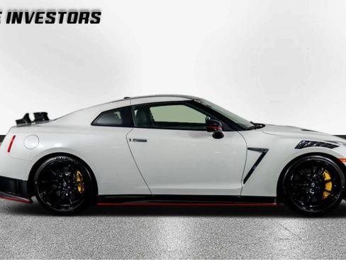 Used 2023 Nissan GT-R NISMO AWD/4WD image 3