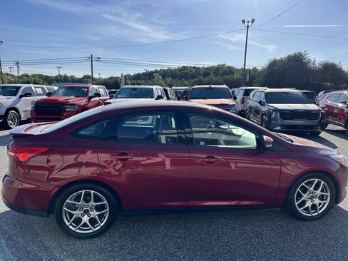 Used 2015 Ford Focus SE w/ Equipment Group 201A FWD image 7