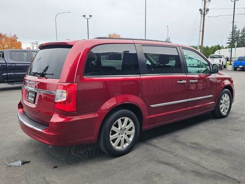 Used 2016 Chrysler Town & Country Touring w/ Driver Convenience Group image 5