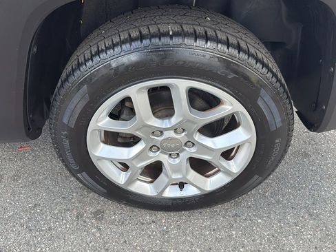 Used 2017 Jeep Renegade Latitude w/ Popular Equipment Group image 9