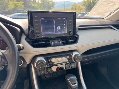 Used 2021 Toyota RAV4 XLE Premium image 29