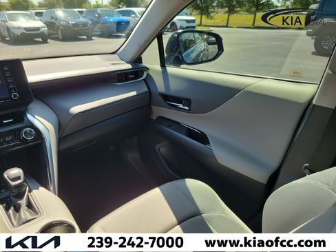 Used 2021 Toyota Venza LE AWD/4WD image 18