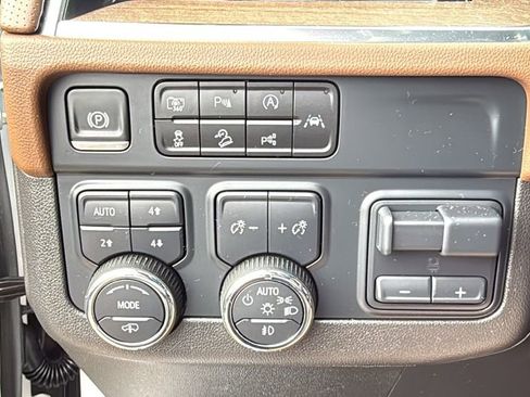 Used 2025 Chevrolet Tahoe High Country image 9